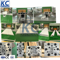 Machine de production de panneaux muraux décoratifs en PVC à double extrudeuse multifonctionnelle pour la décoration intérieure