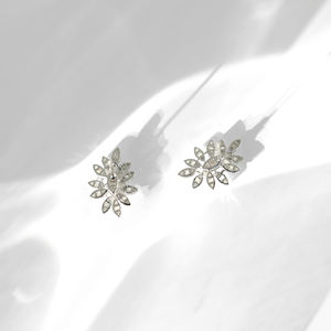 Boucles d'oreilles flocon de neige en or 14 carats avec diamants, vente en gros de bijoux fins, fabricant de bijoux, boucles d'oreilles personnalisées avec design flocon de neige, OEM ODM - Product Image 4