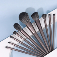 Lot de 10 pinceaux de maquillage pour le visage en poils synthétiques gris vegan, marque privée, avec étui – Vente en gros