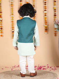 เด็กชายตัวเล็กแสนสุขในชุดพื้นเมืองอินเดีย นั่งบนเก้าอี้พร้อมพวงมาลัยดอกไม้ ฉากหลังเป็นภาพถ่ายงานรื่นเริงที่กำลังยิ้มแย้ม - Product Image 2