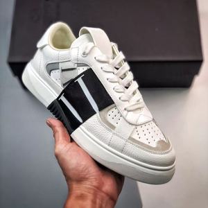 Chaussures pour hommes de luxe, design patchwork noir et blanc, simples, élégantes et polyvalentes pour toutes les occasions, chaussures pour femmes - Product Image 1