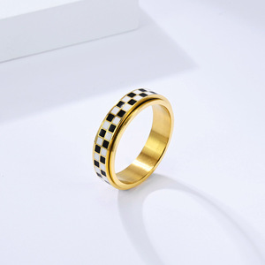 Bague anti-stress classique unisexe vintage en acier inoxydable plaqué or 18 carats, motif drapeau de course et grille d'échecs noir et blanc - Product Image 4
