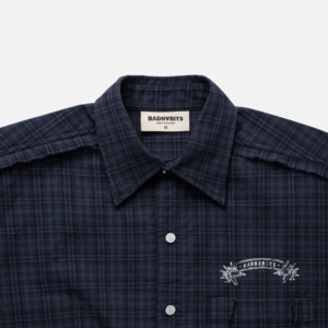 Camisa de Manga Corta ABYSS, Diseño Cuadriculado Azul Marino y Negro, Corte Holgado, Estilo Urbano Contemporáneo - Product Image 6