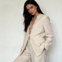 Costume deux pièces formel pour femme, silhouette ample et décontractée, dégageant une présence décontractée