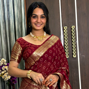 Sari indien traditionnel en soie pour femme, couleur bordeaux, avec broderie Zari dorée, longueur ras du sol, idéal pour les mariages, toutes saisons, coupe classique - Product Image 1