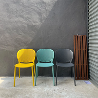 Chaise de salle à manger empilable en plastique PP de qualité supérieure, design moderne, avec dossier perforé, style italien, pour restaurant