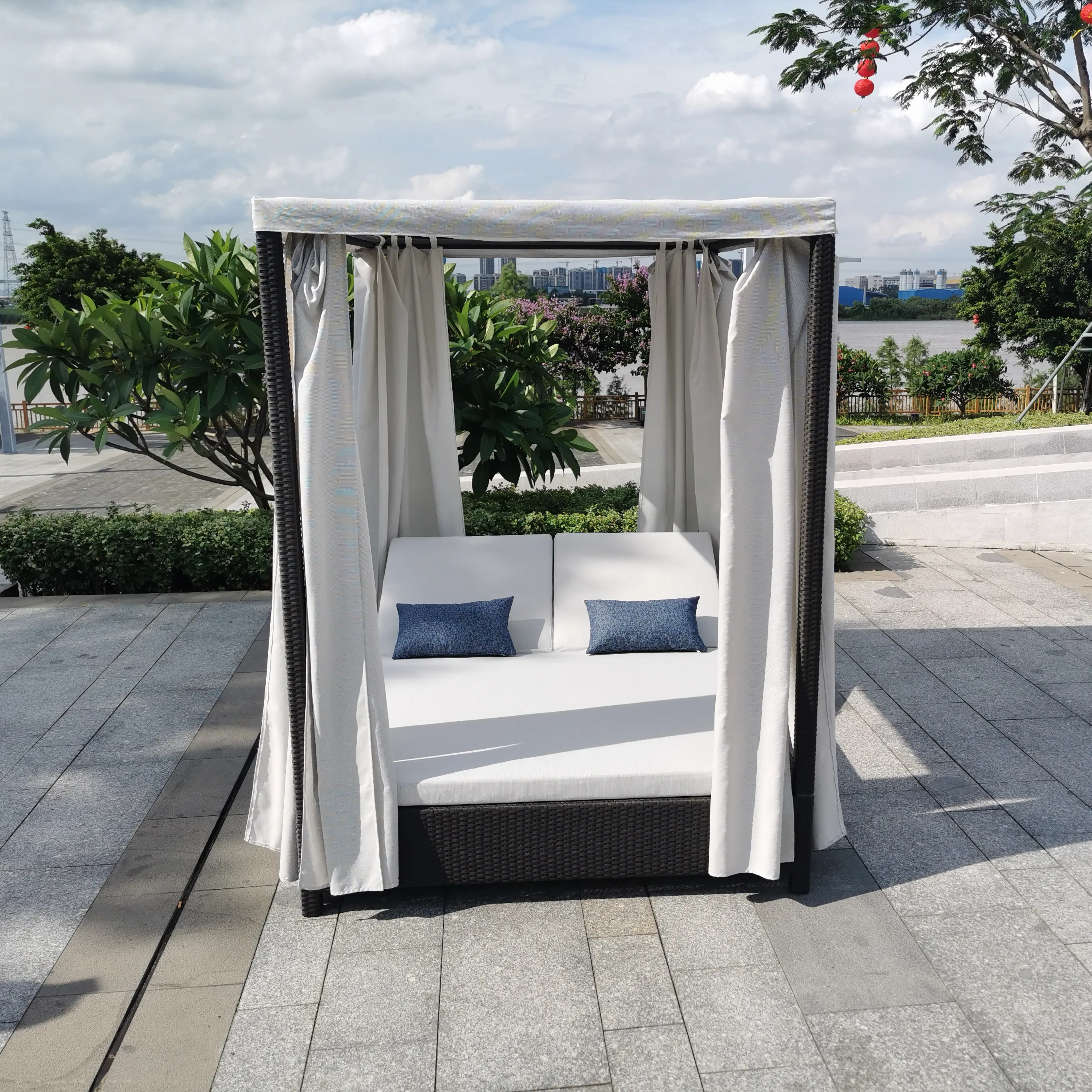 エレガントなデザインアルミ屋外デッキチェア高評価ホテルパティオガーデン籐織り寝椅子