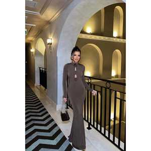 Robe de soirée marron de luxe avec détails roses au dos, taille empire ornée de sequins, style fête, tailles XS à XL pour invitées de mariage - Product Image 5