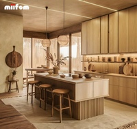Cuisine en bois naturel style Wabi Sabi avec îlot cannelé, étagères ouvertes LED, comptoir en quartz, armoires de cuisine modernes sur mesure
