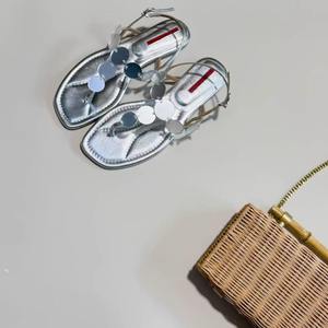 Sandales plates romaines élégantes pour femmes en cuir véritable, style rétro, avec bout miroir argenté, polyvalentes pour la plage - Product Image 4