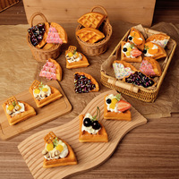 Modèle de simulation de gaufre à la crème de fraises, pour la décoration de table de desserts, l'affichage en boulangerie et la photographie d'échantillons