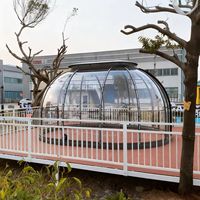 Dôme transparent moderne de style Mid-Century pour le glamping, idéal pour les hôtels, les événements extérieurs et les espaces commerciaux