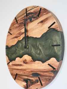 นาฬิกาแขวนผนังงานฝีมือเรซิ่น ตกแต่งด้วยไม้ สวยงาม ทันสมัย ทนทาน ใช้งานได้จริง และทำด้วยมือ เหมาะสำหรับห้องนั่งเล่นและห้องนอน - Product Image 5