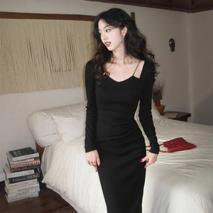 Robe longue rouge vintage en mousseline de soie à taille naturelle, col carré, bretelles chaîne, découpes, confortable pour les soirées - Product Image 3