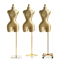 Mannequin femme doré grande taille avec support métallique doré, modèle de couture pour robes et présentation de vêtements