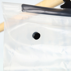 Sac transparent à fermeture à crochet - Conception avec cintre pour l'affichage des marchandises, le rangement des vêtements et l'emballage des produits de vente au détail - Product Image 6