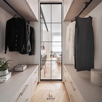 Dressing moderne minimaliste avec portes vitrées et tiroirs centraux, menuiserie sur mesure pour suites parentales à Sydney