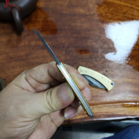Couteau pliant artisanal en acier Damas avec lame à pointe tombante et manche en laiton, couteau utilitaire d'extérieur