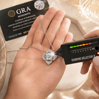 Pendentif en moissanite certifié GRA VVS en forme de fleur à quatre pétales, en argent S925 plaqué or blanc, serti de quatre griffes sécurisées, avec chaîne fine.