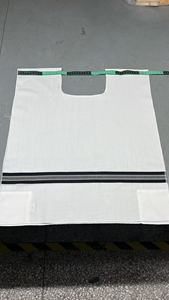 Tallit Katan en laine Chabad avec des patchs en soie, chaque coin avec 2 trous diagonaux - Product Image 2