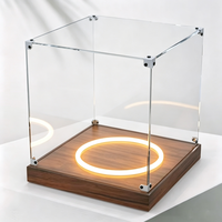 Présentoir rotatif électrique personnalisé en usine, vitrine anti-poussière en acrylique transparent pour ballons de basket avec bande lumineuse LED