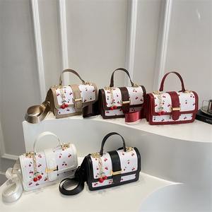 Bolso de Mano Moderno y Bonito con Estampado de Cerezas, Bolsos Cruzados de Piel Sintética para Mujer con Colgante de Cereza - Product Image 1