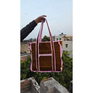 Bolsa de lona acolchada de algodón hecha a mano con estampado tradicional en bloques, elegante, duradera, ligera y espaciosa para viajes. - Product Image 5