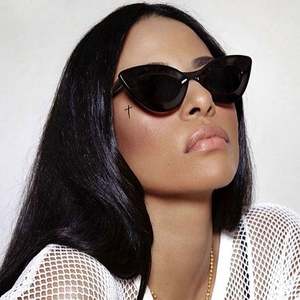 Vente en gros de lunettes de soleil triangulaires à monture PC personnalisées pour femmes, lunettes de soleil œil de chat petites UV400 pour femmes - Product Image 1