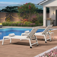 Chaise longue d'extérieur blanche avec dossier inclinable en maille, roulettes et table d'appoint carrée pour piscine, patio, jardin, terrasse