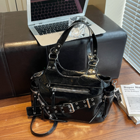 Sac à main grande capacité pour femme en cuir PU, style rétro, avec fermeture éclair unique et rivets, imperméable, léger et respirant, idéal pour l'été et les motardes.