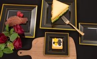 Ensemble de 25 assiettes en plastique jetables élégantes noires carrées avec bord doré sans BPA - 25 assiettes à dîner, 25 assiettes à dessert