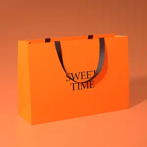 Пользовательские Печатные роскошные небольшие Рециркулированные сумки для покупок в подарок, бумажные пакеты с коммерческим наименованием для упаковки ювелирных изделий с ручкой/