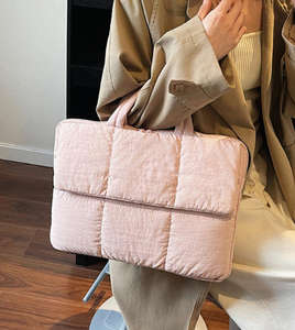 Sac à main pour <span class=keywords><strong>ordinateur</strong></span> portable en duvet matelassé léger de couleur unie personnalisé en usine de nouvelle conception pour femmes - Product Image 2