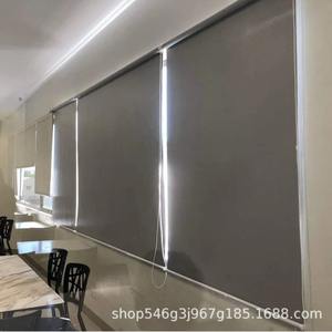 Le <span class=keywords><strong>rideau</strong></span> <span class=keywords><strong>occultant</strong></span> peut être installé <span class=keywords><strong>sans</strong></span> <span class=keywords><strong>percer</strong></span> de trous et dispose d'un volet roulant qui peut être soulevé en tirant - Product Image 3