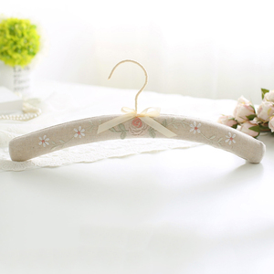 WOOD STAR Appendiabiti Imbottito all'Ingrosso <span class=keywords><strong>per</strong></span> Abbigliamento, in Tessuto di Cotone e Lino, Gancio Flessibile <span class=keywords><strong>per</strong></span> Abiti da Sposa, <span class=keywords><strong>per</strong></span> Uso nell'Armadio - Product Image 4