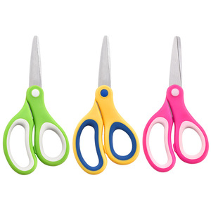 กรรไกรเด็กสแตนเลส ปลายมน ออกแบบเพื่อความปลอดภัยสำหรับงานฝีมือในโรงเรียน ตัดกระดาษศิลปะ มีหลายสีให้เลือก - Product Image 1