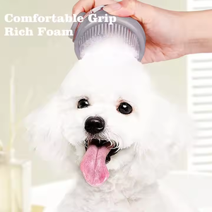Brosse de bain pour animaux de compagnie 2-en-1 Zehuai avec distributeur de <span class=keywords><strong>savon</strong></span> - Brosse de massage à main écologique en PS+PP+TPR pour chiens et chats - Product Image 2