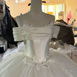 Vestido de Novia Moderno OY041 con Cuello Barco, Tela de Satén y Tul, Cola Capilla, Apliques Florales de Cristal y Encaje - Product Image 4