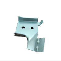 Support en acier galvanisé sur mesure, support de montage estampé avec trous perforés et nervure de renforcement pour l'automobile
