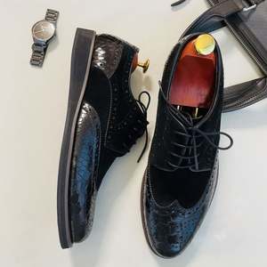 Zapatos de Hombre Coreanos de Negocios, Casuales y Formales, de Cuero con Brocado Grabado, Plataforma y Tacón Alto, Impermeables y Antideslizantes para Otoño - Product Image 1