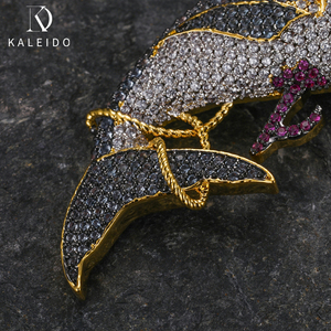Kaleido จี้ฉลามเย็น18K ชุบทอง18K พร้อมเพทาย5A หลากสีดีไซน์ฉลามที่ไม่เหมือนใครสำหรับผู้ชาย - Product Image 4