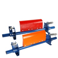 Système de nettoyage de courroie de type segment de balayeuse de convoyeur de grattoir de polyuréthane robuste avec roulement à rouleaux pour les industries d'entrepôt