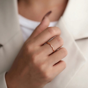 Anello Minimalista da Donna, Elegante Gioiello da Dito per Uso Quotidiano - Product Image 3