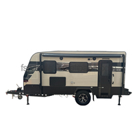 Caravane de voyage tout-terrain moderne de luxe, énergie solaire, suspension indépendante, construction en aluminium, capacité de couchage pour 3 personnes