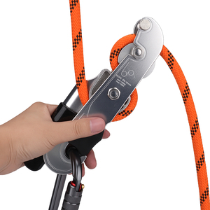 AILOT Dispositivo di Discesa Autobloccante ALT-XJQ-001, Capacità 180kg, in Alluminio 7075, con Ruota di Attrito per Arrampicata, Soccorso e Calata - Product Image 1