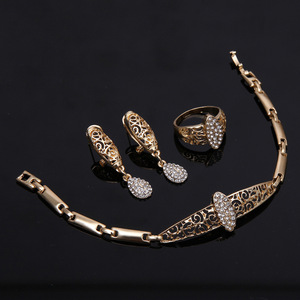 Set di Gioielli Indiani all'Ingrosso per Donne, <span class=keywords><strong>Orecchini</strong></span>, Anello, Bracciale, Collana con Strass Placcati Oro 18k per Matrimoni - Product Image 5