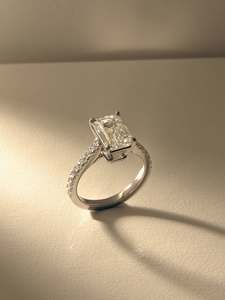 Bague de fiançailles et de mariage pour femme en or jaune, or blanc, or rose, sertie d'un émeraude taille brillant et d'un diamant de laboratoire - Product Image 5