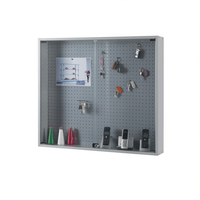 Expositor de pared colgante de 95x85cm, gris claro, con puertas perforadas con cerradura para llaves, teléfonos y artículos pequeños