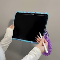 Étui pour tablette en fourrure pelucheuse à motif léopard avec emplacement pour stylet pour iPad 10 2022, housse douce et moelleuse avec bracelet de poignet en forme de cœur pour iPad 11 A16 2025
