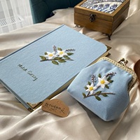Sac à main avec motif floral brodé à la main boîte cadeau sac fourre-tout couverture en tissu brodé avec cadre en métal